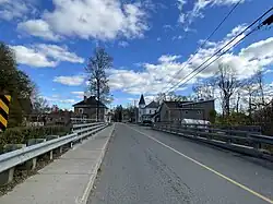 Pont 16746 au-dessus de la Rivière à Veillet, rue Principale.