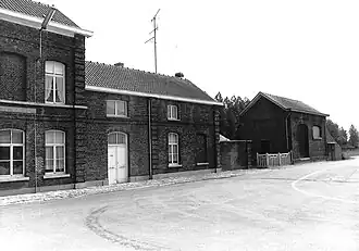 Aile de service et halle aux marchandises.