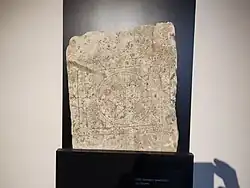 Photographie d'une stèle avec un chrisme