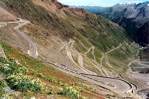 Quelques-uns des 48 lacets en contrebas du col du Stelvio, Italie du Nord.