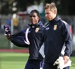 Au premier plan, Stephan Andersen discute avec un de ses coéquipier, situé au second plan.