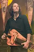 Vielleur du groupe néofolk allemand Faun.