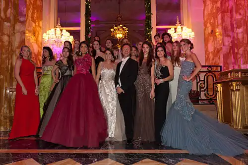 Stéphane Bern et des débutantes au Bal des Débutantes, Paris, 2011.