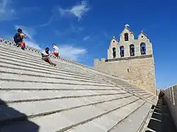 Toiture et clocher-mur.