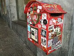 Boite aux lettres couverte de stickers