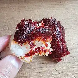 Avec du riz gluant mangé à la main.