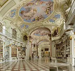 Plafond de la bibliothèque, habillé de stucs et de trompe-l'œil