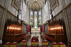 Chœur de l'abbatiale, bancs des prieurs et des moines de l'abbaye