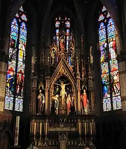 Chœur avec verrières et maître-autel (XIXe)