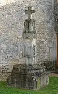 La croix au pied de l'église