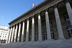 Un façade monumentale avec colonnade.