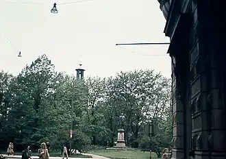 Au fond la statue de Nils Ericson.