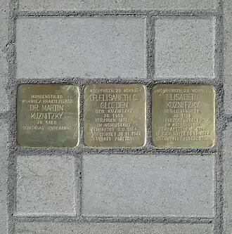 Les trois plaques pour Lilo Gloeden, alors appelée Kuznitzky, son père (de) et sa mère (de).