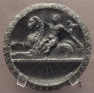 Personnage nu (Persée ?) et Céto. Schiste, 10,7&nbsp;cm. British Museum