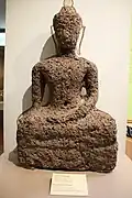 Statue de Bouddha en latérite. Le stuc qui la recouvrait a disparu. Musée national Ramkhamhaeng.