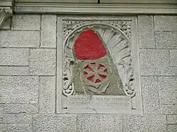 Pierre à l'effigie des Hospitaliers de l'ordre de Saint-Jean de Jérusalem et venant du site du château Saint-Louis.