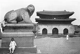 La porte de Gwanghwamun et une statue de haetae vers 1900