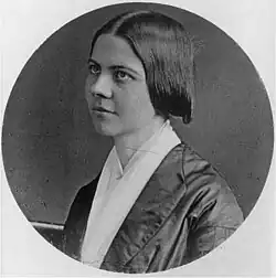 photographie en noir et blanc du visage d'une jeune femme le regard portant vers le haut gauche