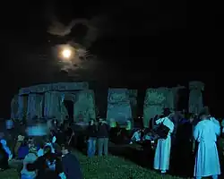 Rassemblement de néo-druides au clair de lune, un 21 juin.