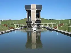 L'ascenseur vu de face avec son bief d'attente.