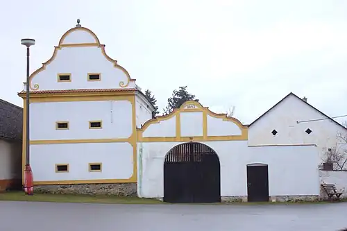 Maison de style baroque rural.