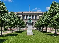 Buste du Palais universitaire de Strasbourg, rue Goethe.
