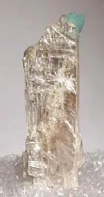 Stranskiite sur leiteite, Tsumeb, Namibie, 2.4 x 0.9 x 0.5 cm.