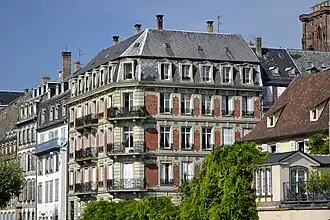 Le no&nbsp;5 à l'angle de la rue des Écrivains.