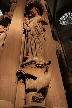 Photographie de la statue d'aigle sous la statue d'un homme.