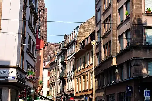 À droite, les nos&nbsp;5, 7, 9 et 11 et l'angle avec la rue de la Division-Leclerc.