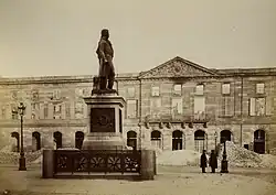 La statue de Kléber regarde les bâtiments voisins détruits par les bombardements.