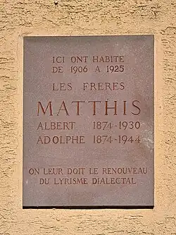 Plaque.