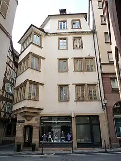 no&nbsp;17, à l'autre angle de la rue de la Chaîne.