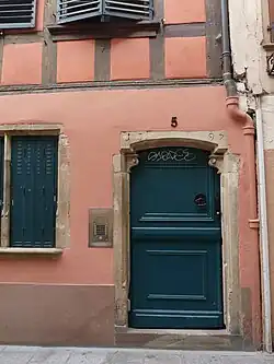 Porte Renaissance de 1597 au no&nbsp;5.