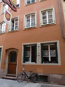 Porte Renaissance de 1600 au no&nbsp;6.