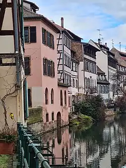 no&nbsp;9 (rose) vers le canal.