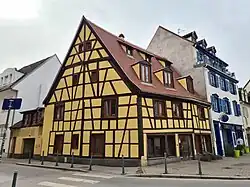 Le no&nbsp;2a à l'angle de la rue des Poules.