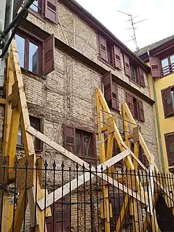 Soutènement de façade en bois.