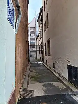 Perspective vers le fond de l'impasse.