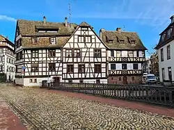 À droite, le quai des Moulins.