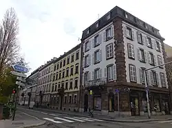 À l'angle de la rue de la Nuée-Bleue.