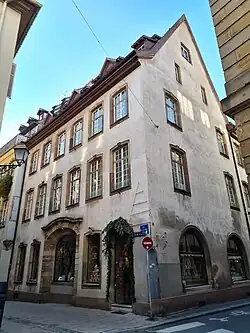 Le no&nbsp;26, à l'angle de la rue de l'Écurie.