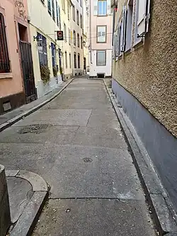 Tracé de la ruelle, étroite aux extrémités.