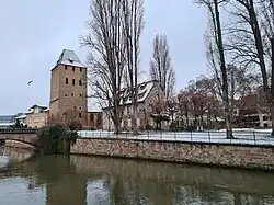 Le square en direction de la tour de l'Éclusier.