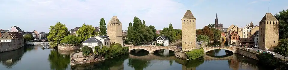 Ponts couverts, et « tour des Français » (à droite).