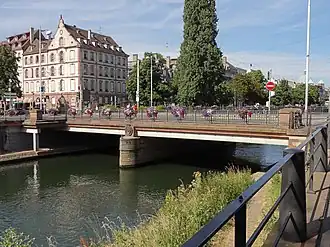 Le pont de Paris vu depuis le quai de Parisavec au fond un immeuble remarquable.