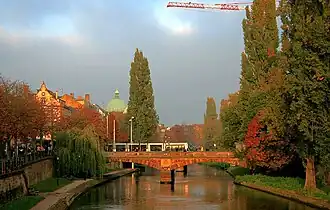 Le pont du Marché et le pont de Paris avec le passage du tram, vus depuis le pont de Saverne
