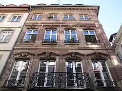 Façade à quatre travées.