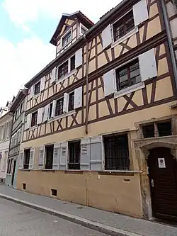 Étages à pans de bois.