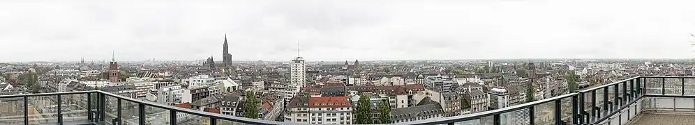 Vue sur la ville depuis le toit de la tour Esca, place des Halles.